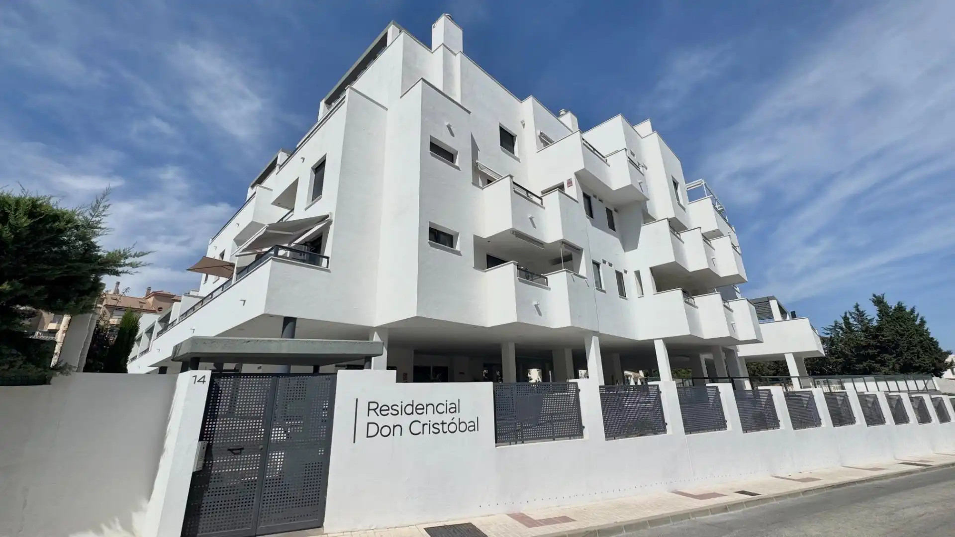 Vista exterior de Casa adosada en venda en Torremolinos amb Aire condicionat, Calefacció i Jardí privat