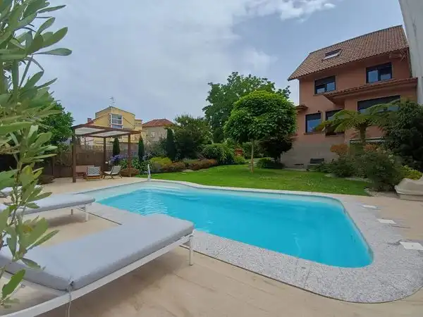 Piscina de Casa o xalet en venda en Vigo  amb Calefacció, Jardí privat i Parquet
