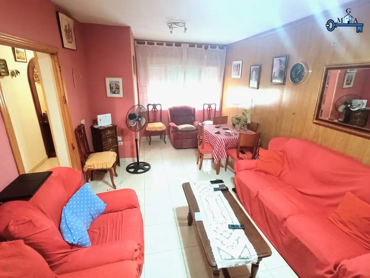 Sala d'estar de Casa adosada en venda en El Viso de San Juan amb Jardí privat, Terrassa i Traster
