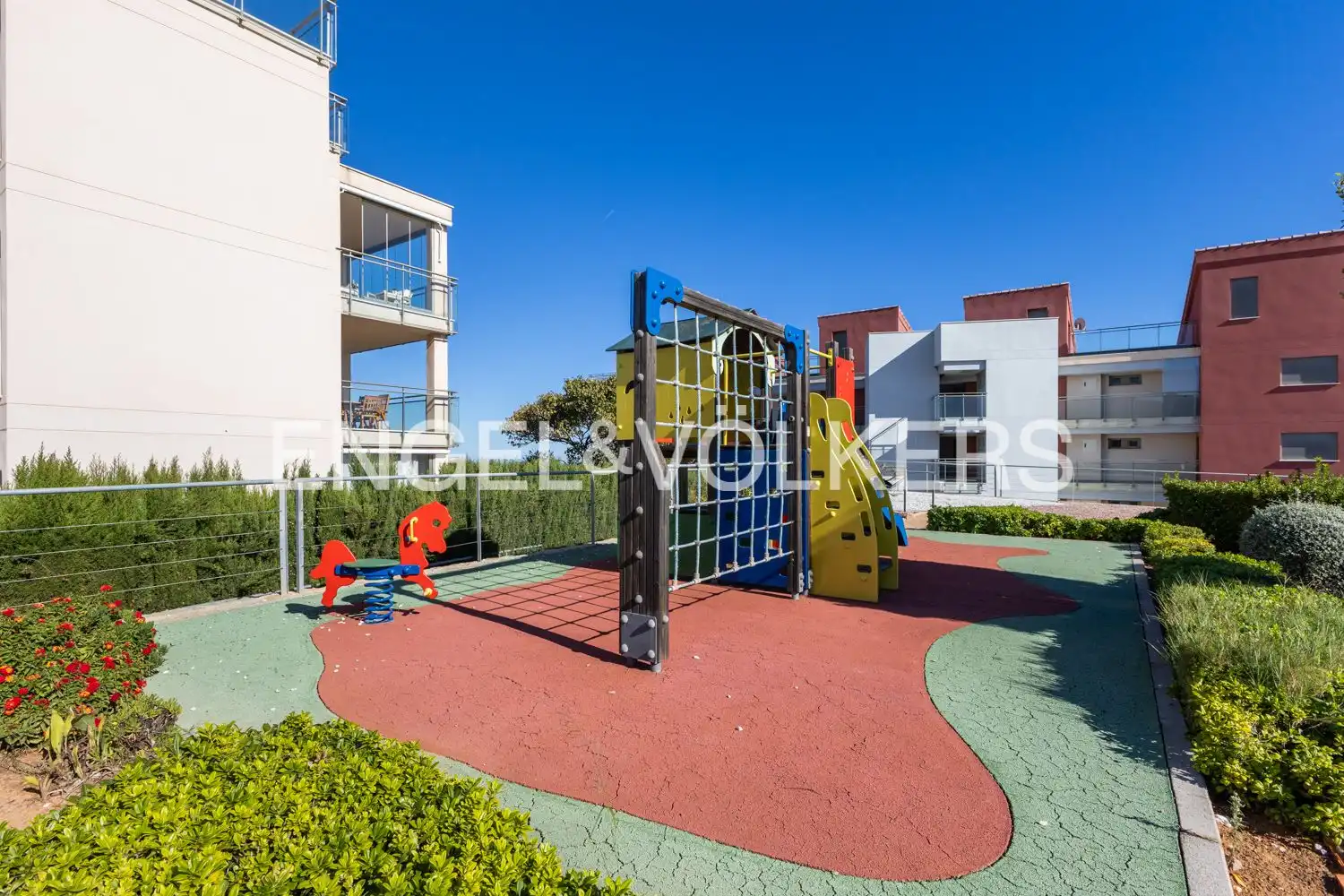 Vista exterior de Pis en venda en Oropesa del Mar / Orpesa amb Aire condicionat, Calefacció i Jardí privat
