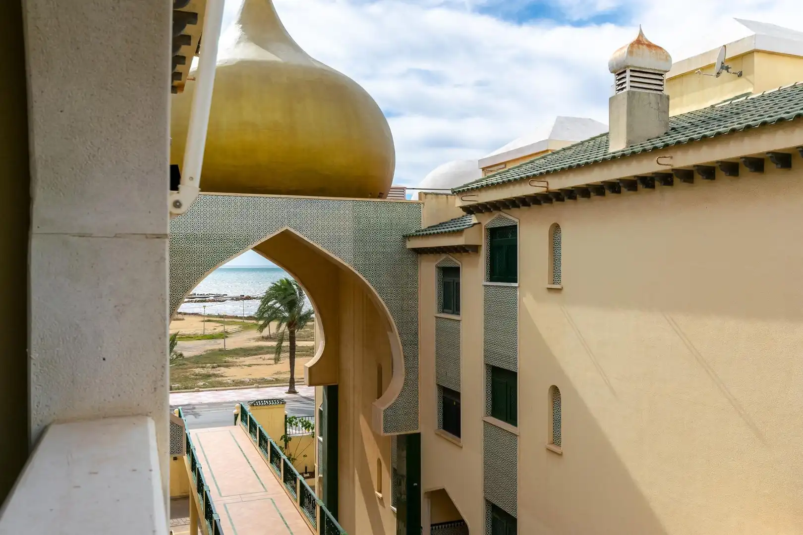 Vista exterior de Piso de alquiler en Santa Pola con Terraza y Piscina comunitaria