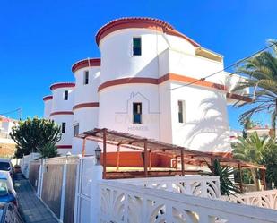 Vista exterior de Casa o xalet en venda en San Bartolomé de Tirajana amb Aire condicionat i Terrassa