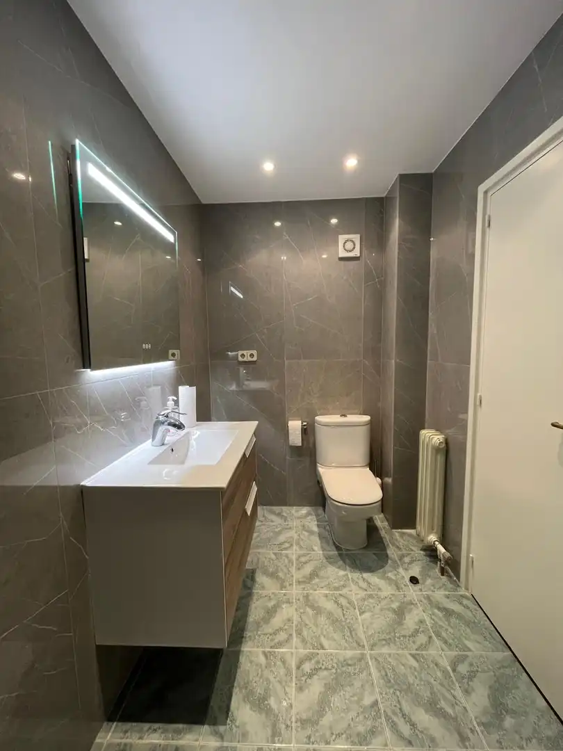 Badezimmer von Wohnung zum Verkauf in Barcelona mit Klimaanlage, Heizung und Parkett