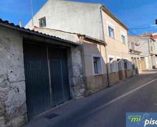 Vista exterior de Casa o xalet en venda en Íscar amb Calefacció, Jardí privat i Terrassa