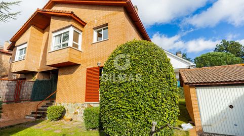 Descubre este encantador chalet pareado en Cercedilla, ideal para quienes buscan un refugio en plena naturaleza! Con una superfici