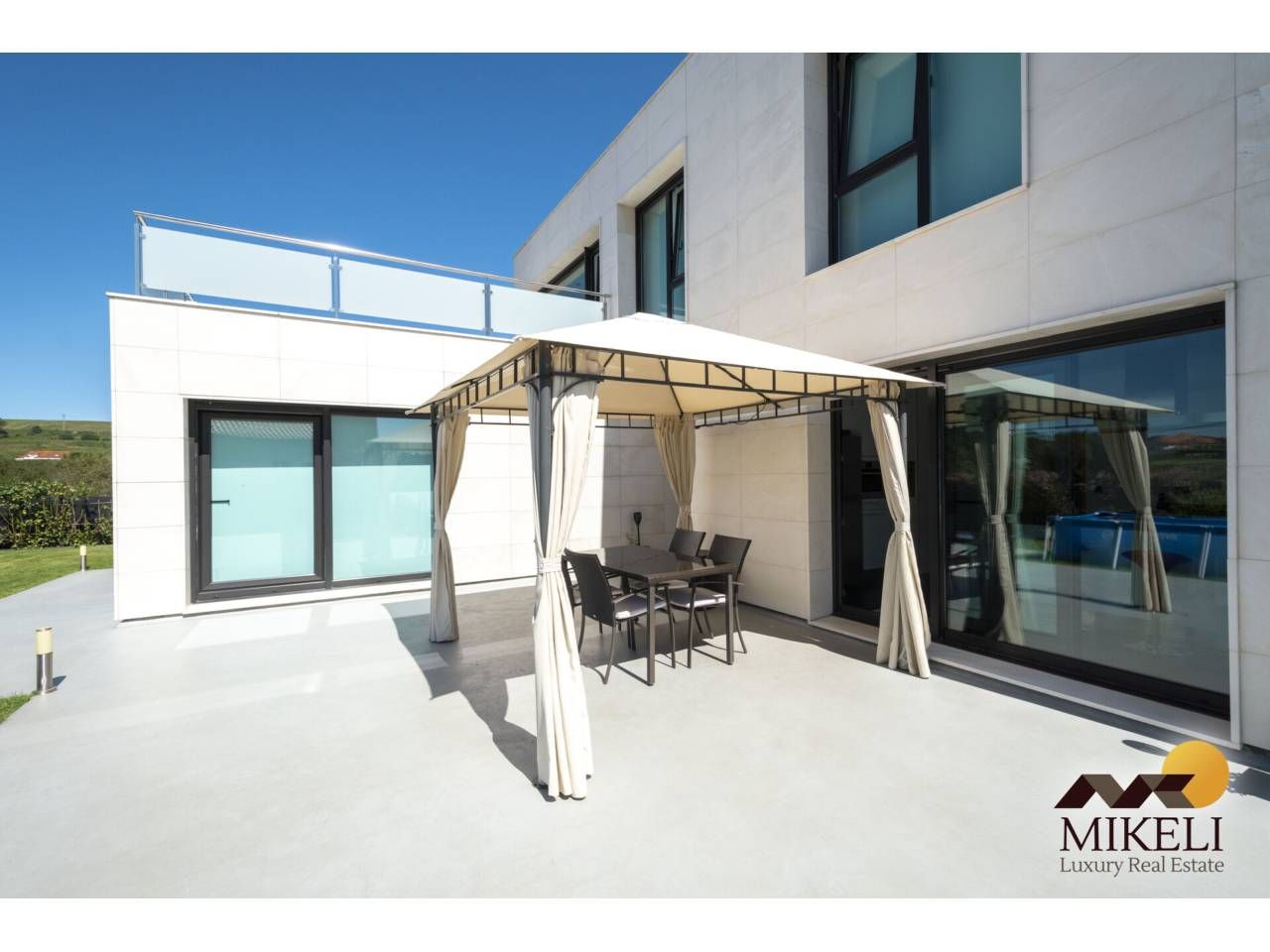 Terrassa de Casa o xalet en venda en Santa Cruz de Bezana amb Calefacció, Jardí privat i Terrassa