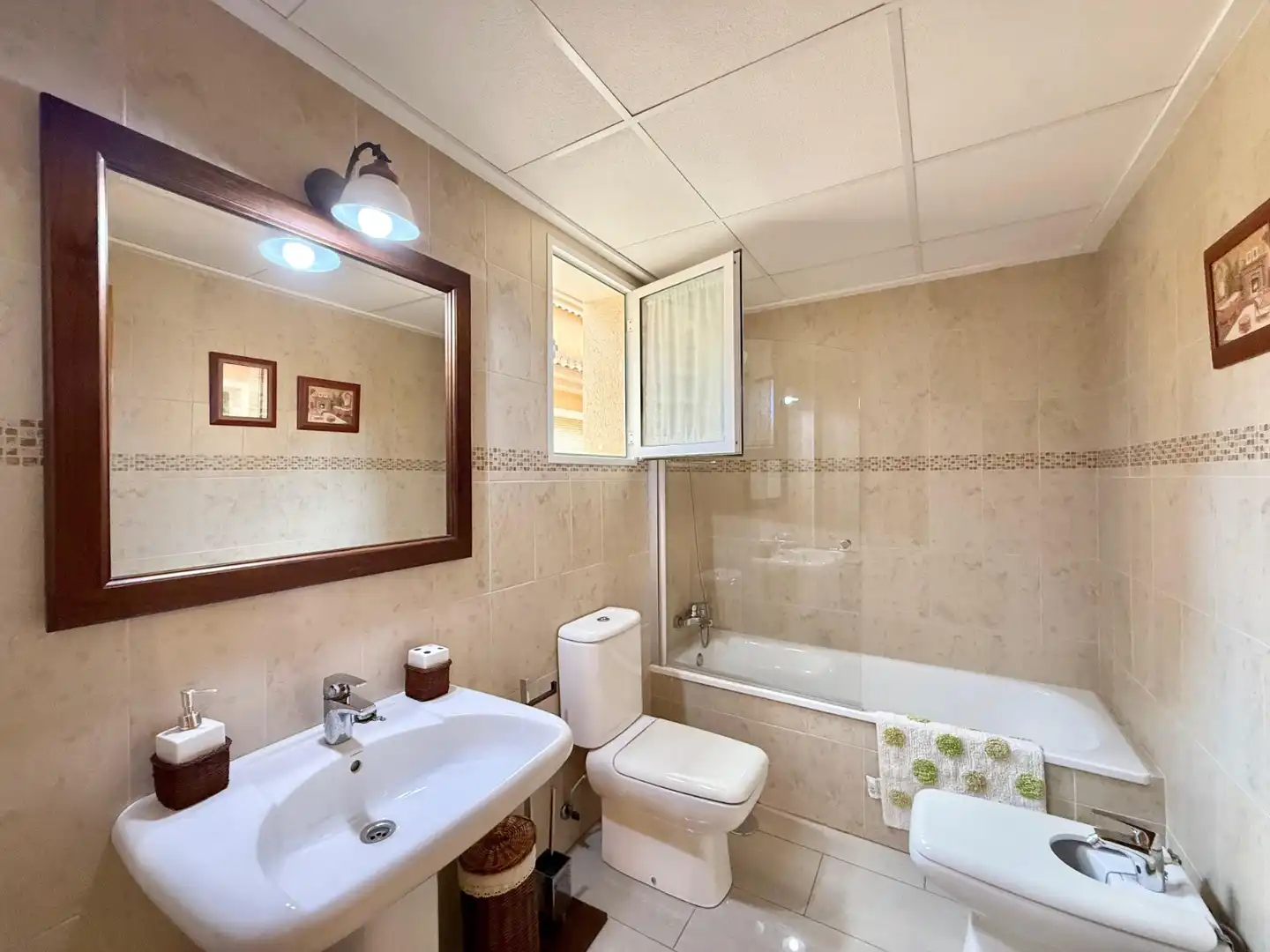 Baño de Casa adosada de alquiler en Pilar de la Horadada con Aire acondicionado, Calefacción y Jardín privado