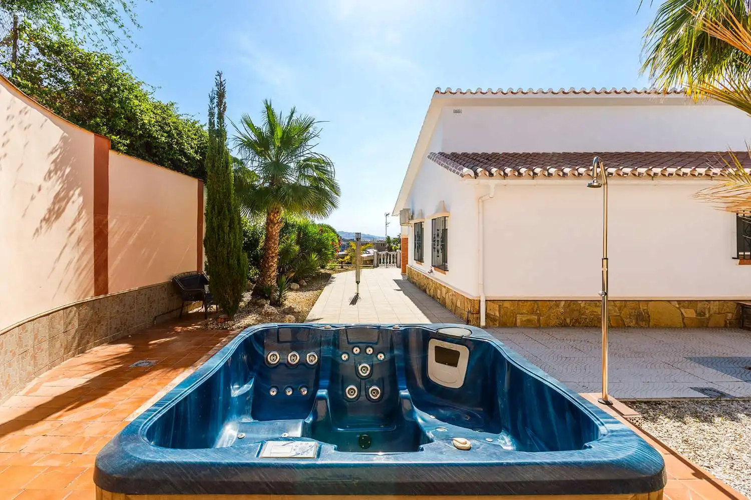 Vista exterior de Casa o xalet en venda en Vélez-Málaga amb Aire condicionat, Traster i Internet