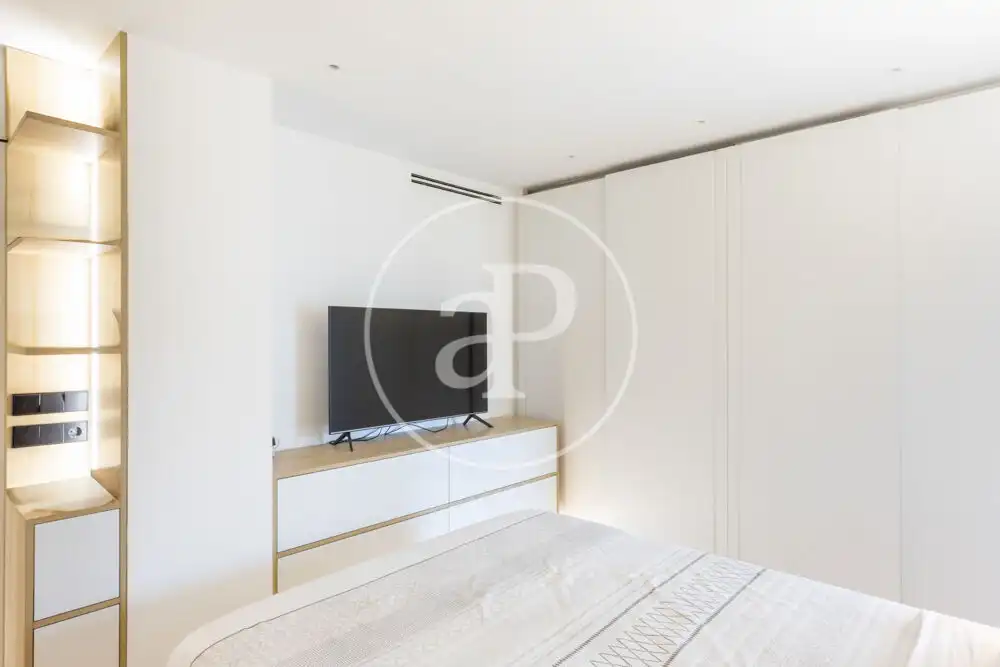 Bedroom of Flat for rent in Valencia  with Air Conditioner, Heating and Terrace