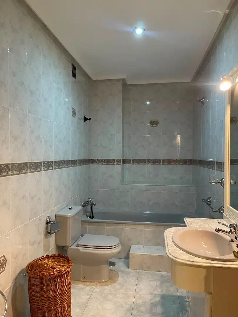 Bany de Casa o xalet en venda en Plasencia amb Aire condicionat, Calefacció i Jardí privat