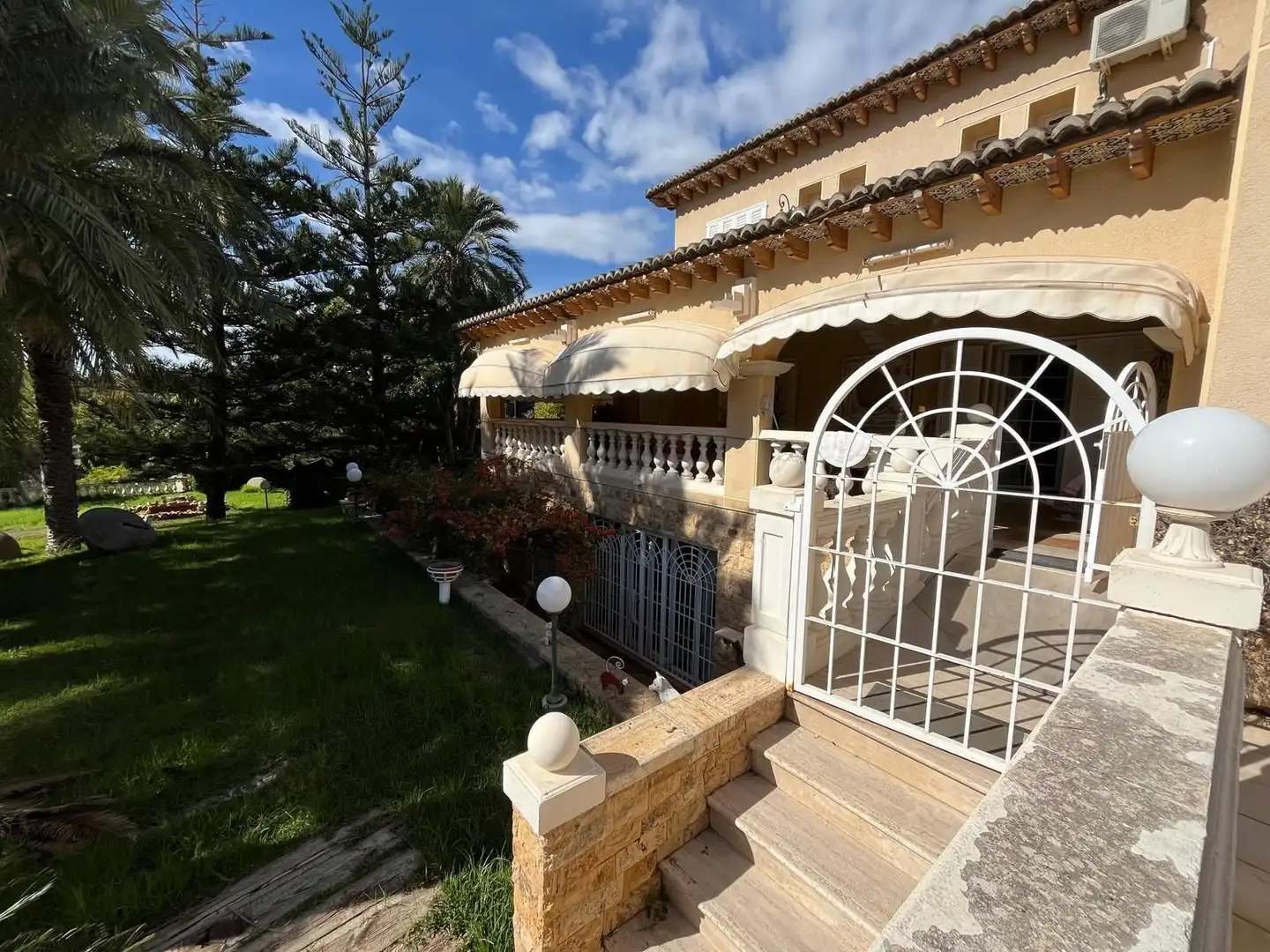 Vista exterior de Casa o xalet en venda en L'Alfàs del Pi amb Calefacció, Jardí privat i Terrassa