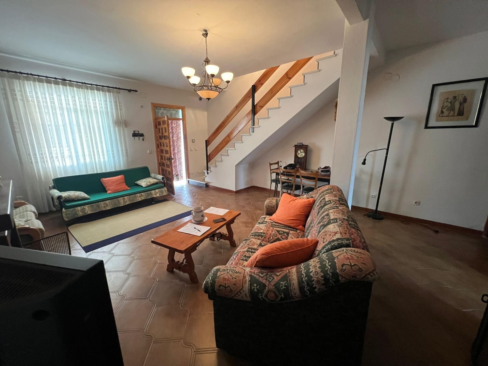 Sala d'estar de Casa adosada en venda en Cazalegas amb Jardí privat i Piscina comunitària