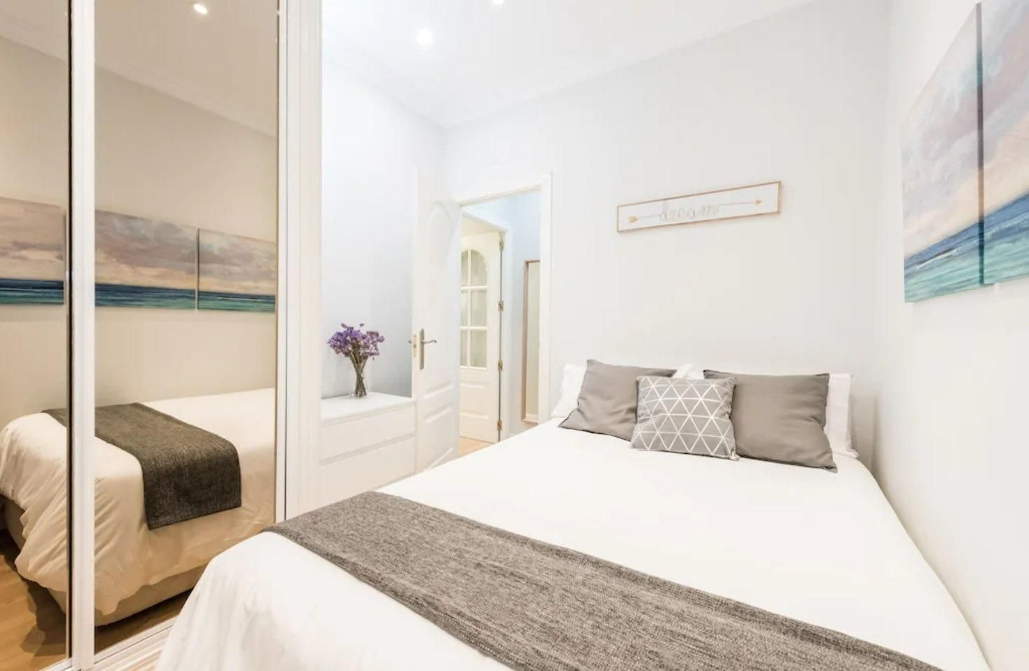Dormitori de Apartament de lloguer en Badalona amb Aire condicionat