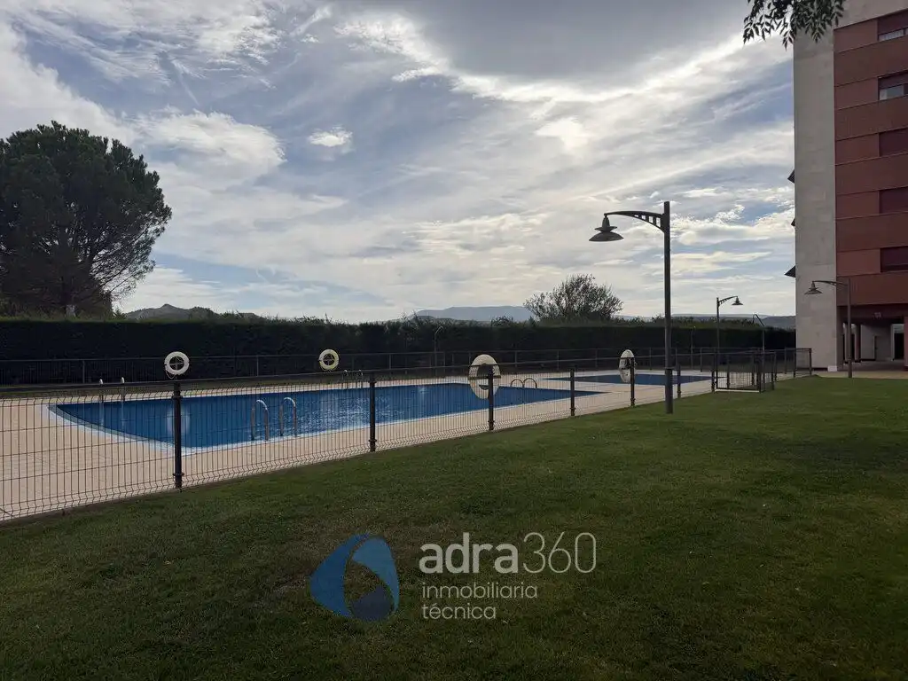 Piscina de Pis de lloguer en  Logroño amb Calefacció, Traster i Moblat
