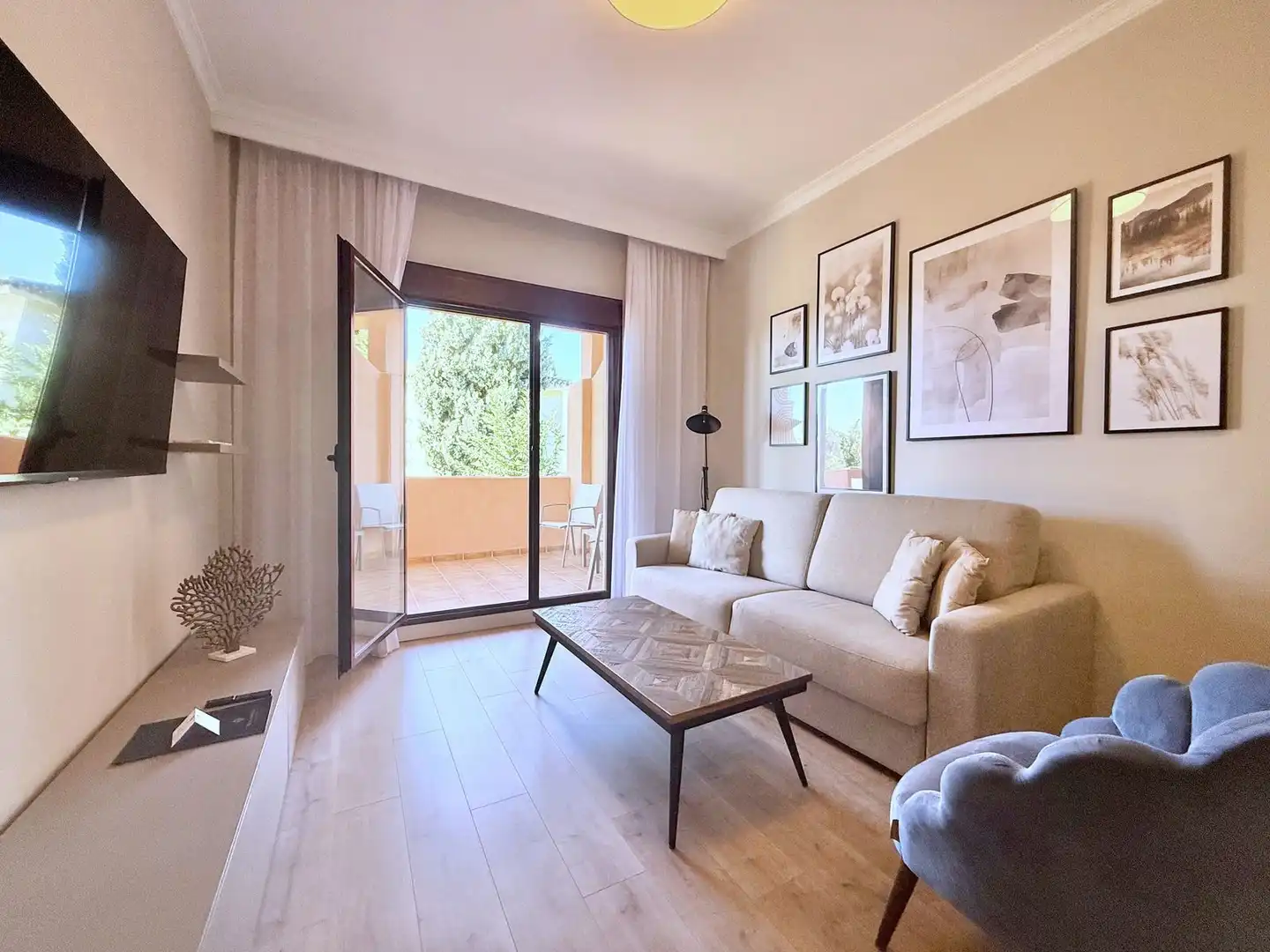 Wohnzimmer von Dachboden zum Verkauf in Benahavís mit Klimaanlage, Terrasse und Möbliert