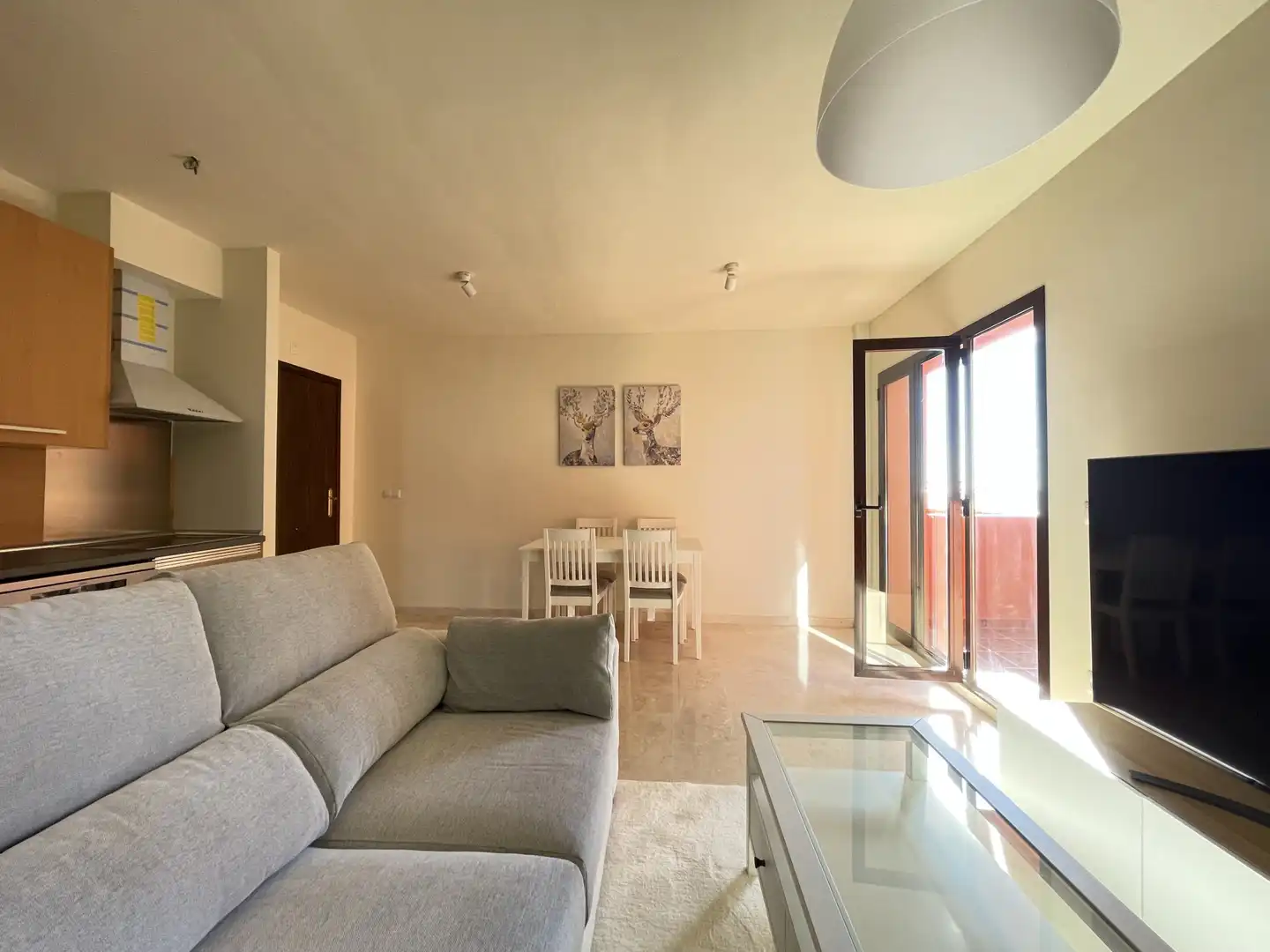Sala d'estar de Apartament en venda en Estepona amb Aire condicionat, Terrassa i Traster