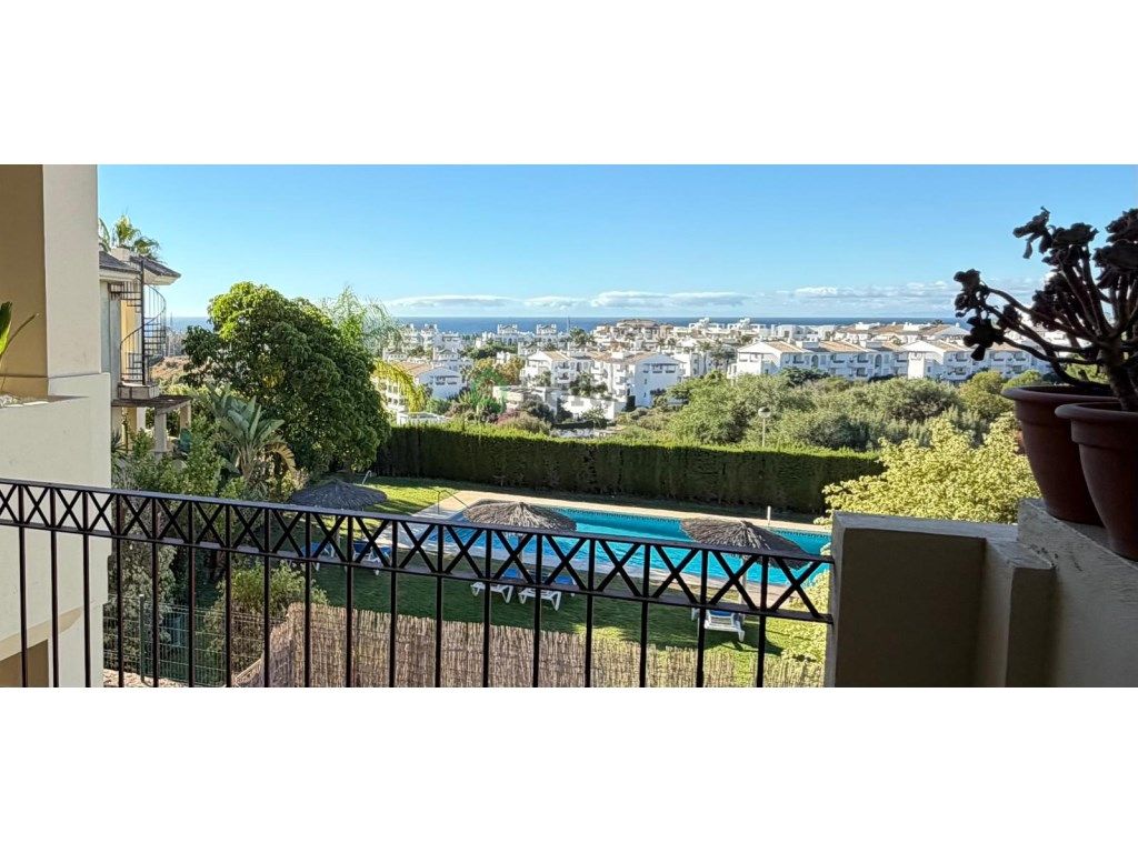 Vista exterior de Pis en venda en Estepona amb Aire condicionat, Terrassa i Piscina