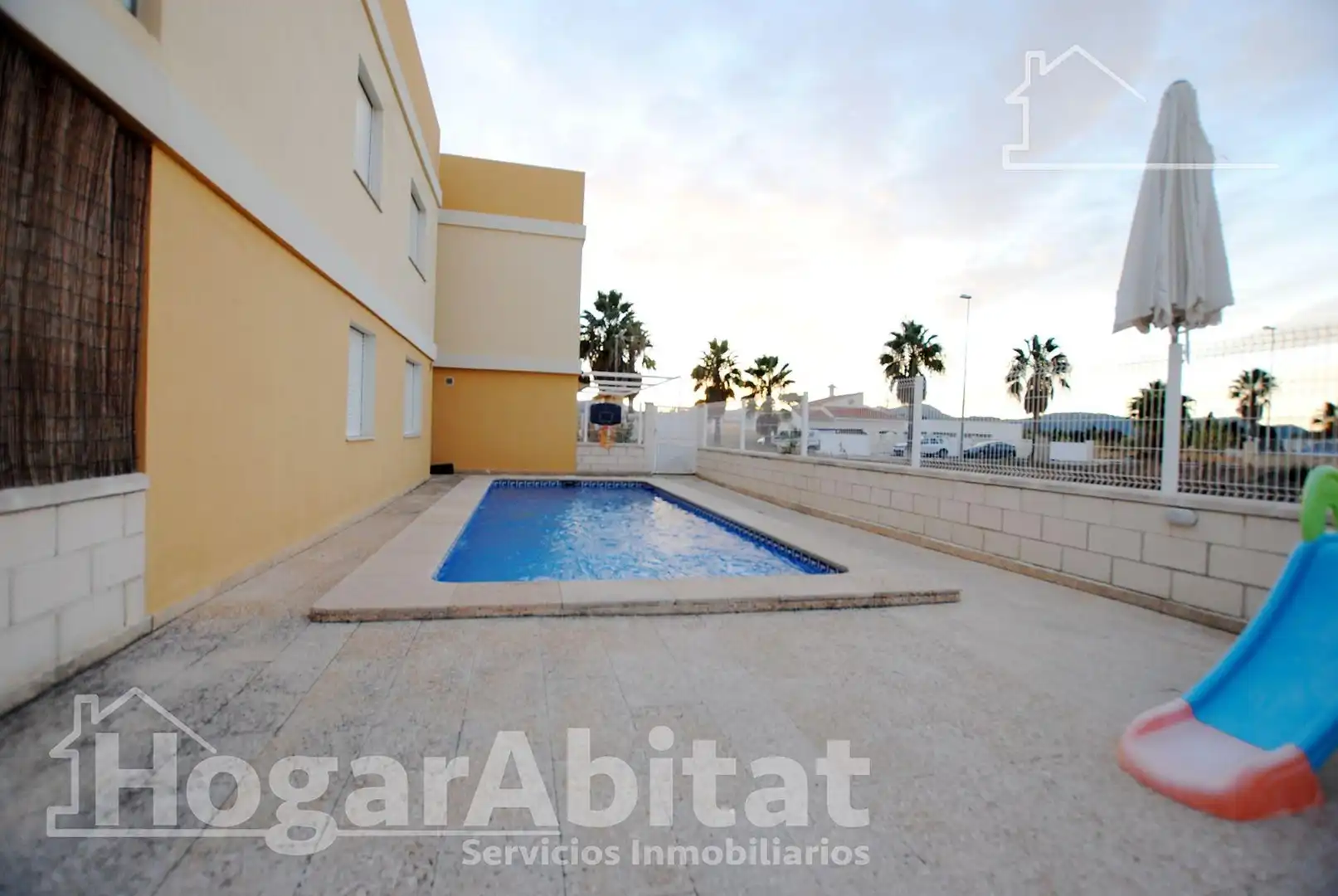 Schwimmbecken von Einfamilien-Reihenhaus zum Verkauf in Oliva mit Terrasse, Möbliert und Balkon