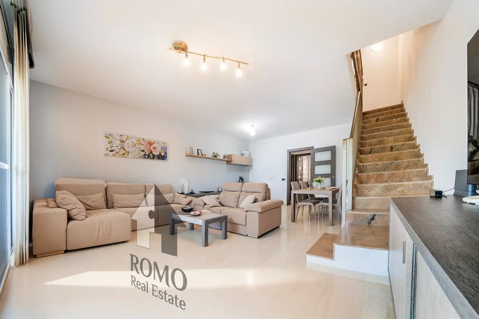 Sala de estar de Casa adosada en venta en Santa Perpètua de Mogoda con Aire acondicionado, Calefacción y Jardín privado