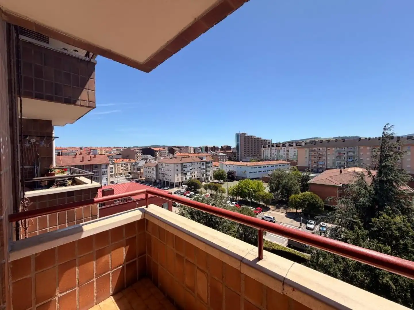 Vista exterior de Pis en venda en Torrelavega  amb Calefacció, Jardí privat i Parquet
