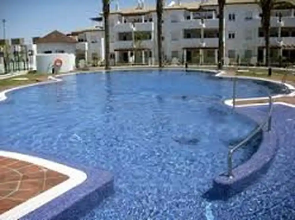 Piscina de Apartament de lloguer en Chiclana de la Frontera amb Aire condicionat, Terrassa i Moblat