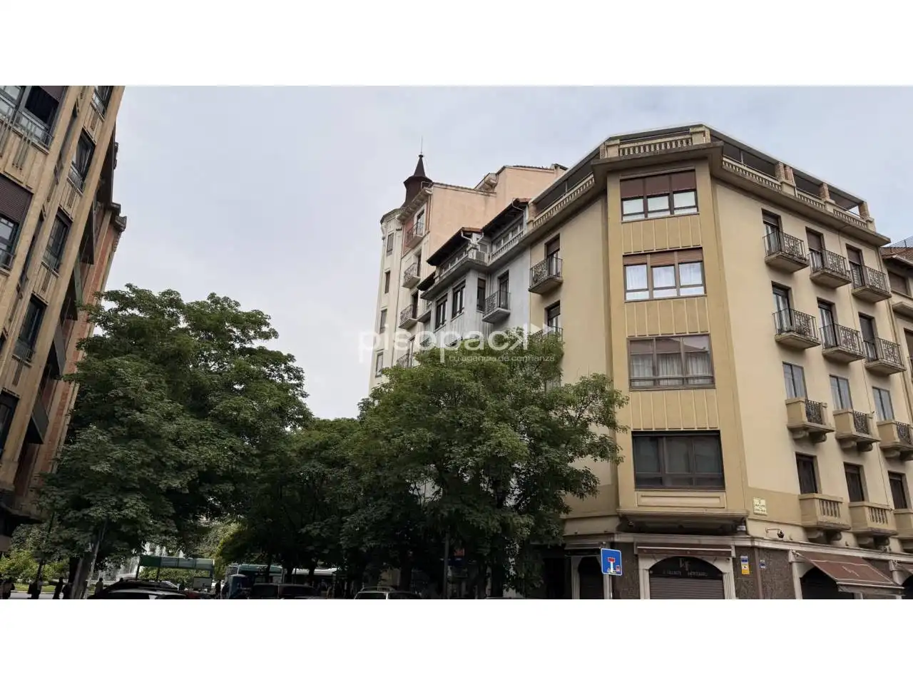 Vista exterior de Piso en venta en  Pamplona / Iruña con Calefacción, Parquet y Balcón