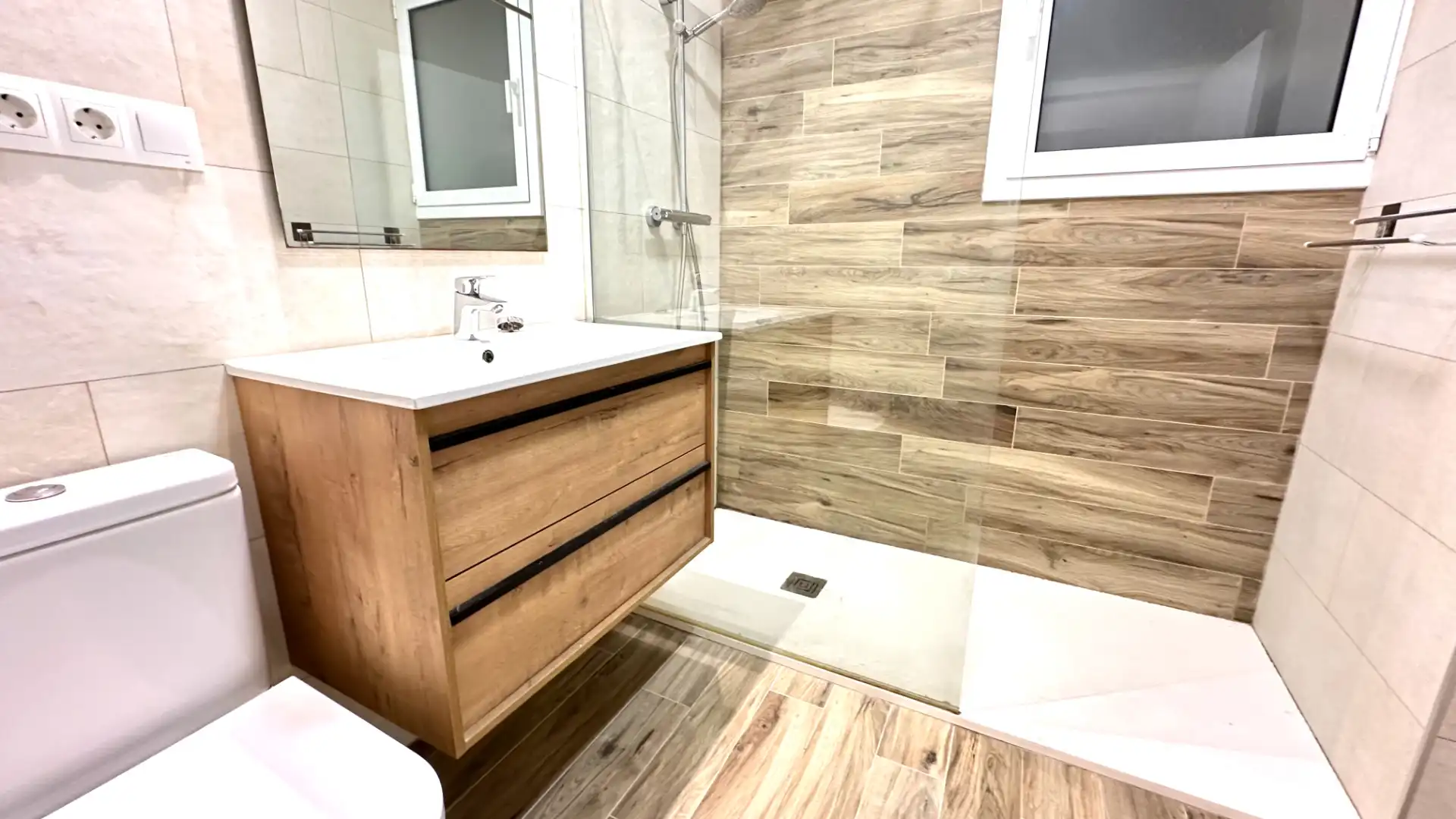 Baño de Planta baja en venta en Barcelona con Aire acondicionado, Calefacción y Parquet