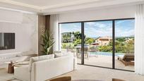 Sala d'estar de Casa adosada en venda en Marbella amb Aire condicionat, Terrassa i Piscina