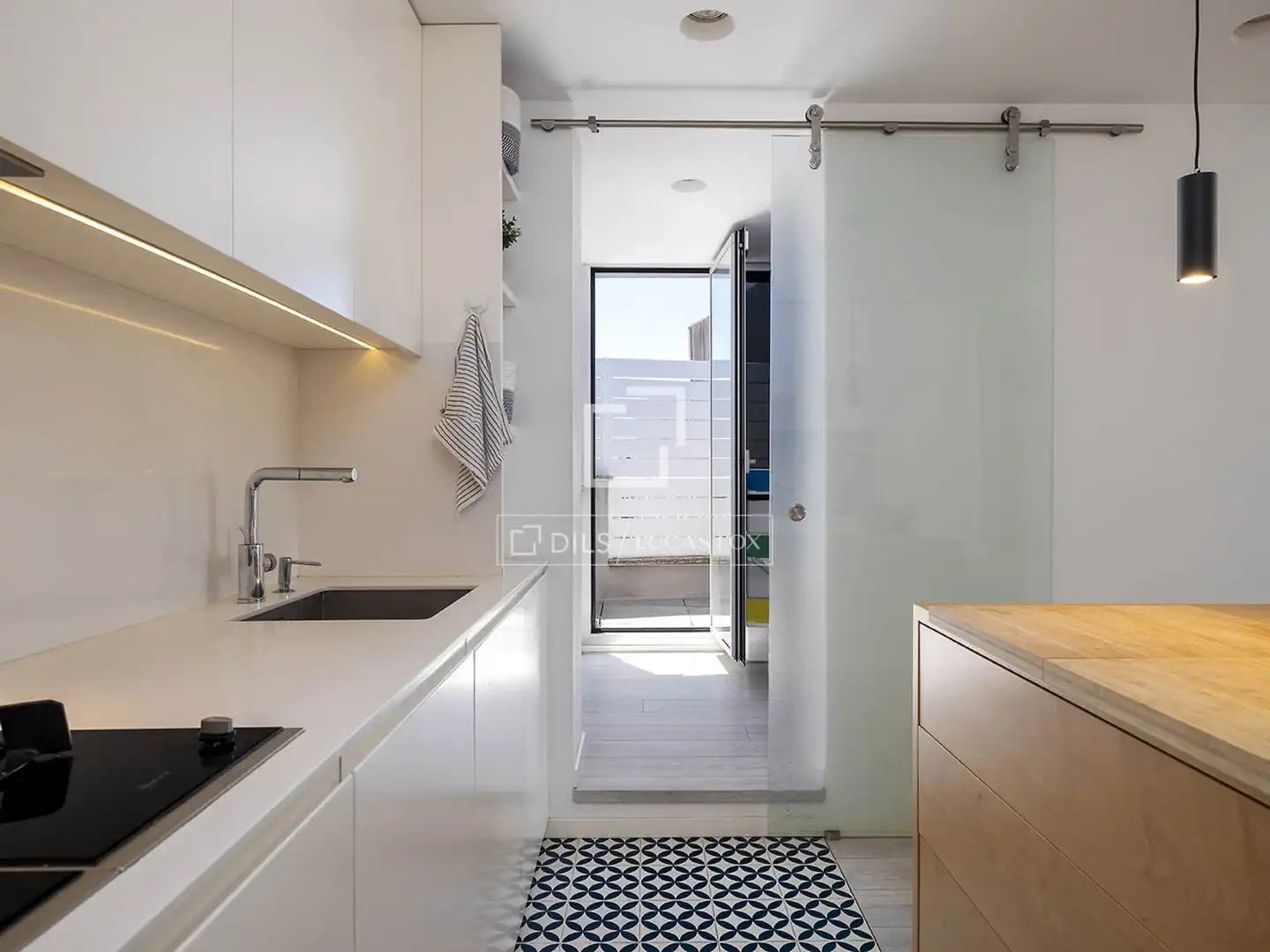 Küche von Dachboden zur Miete in Barcelona mit Klimaanlage, Terrasse und Möbliert