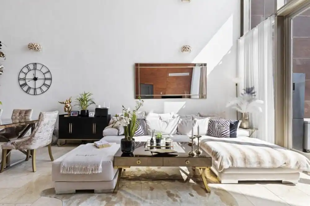 Wohnzimmer von Einfamilien-Reihenhaus zur Miete in Benahavís mit Klimaanlage, Privatgarten und Terrasse