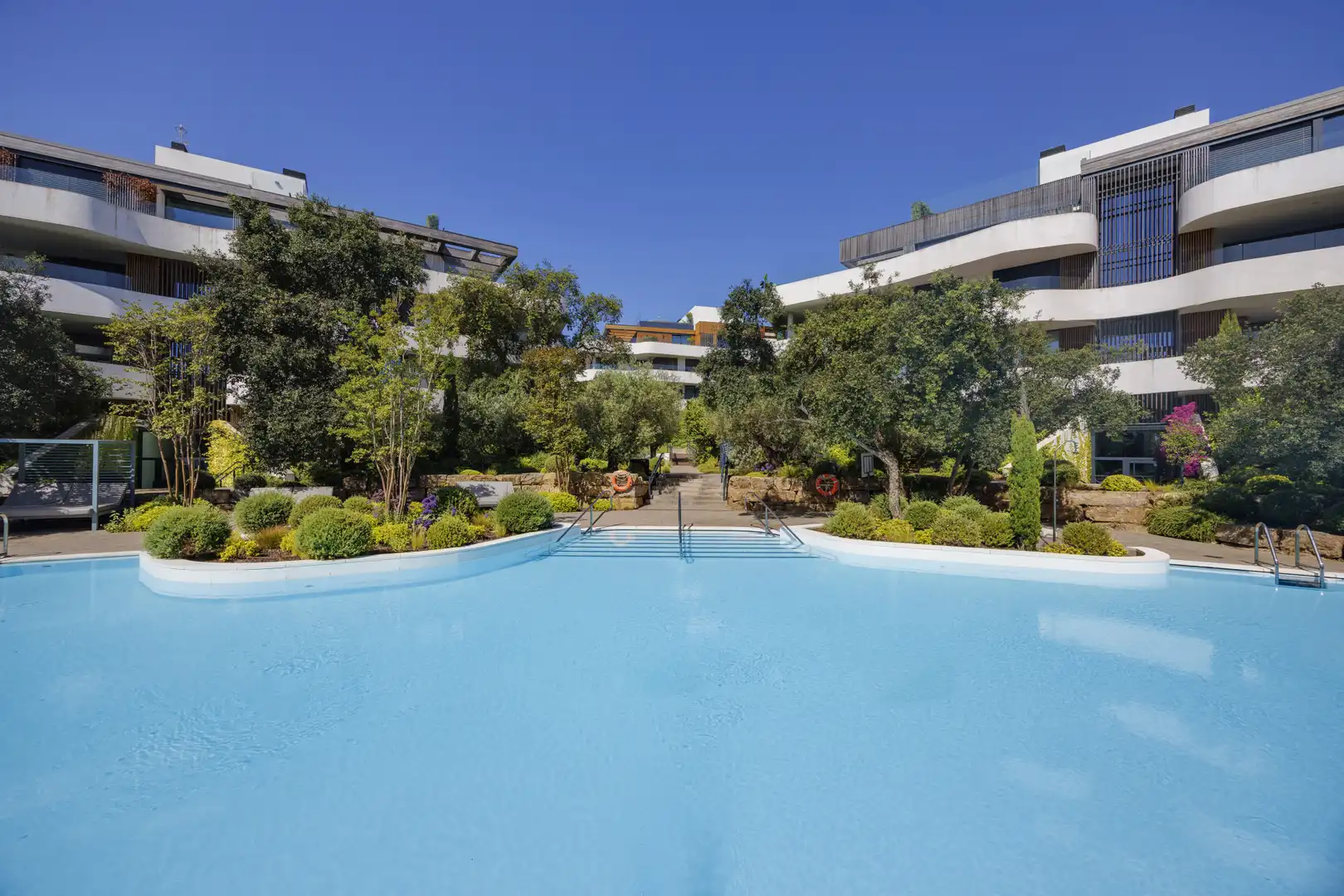 Schwimmbecken von Wohnungen zum Verkauf in Sotogrande mit Klimaanlage, Terrasse und Abstellraum