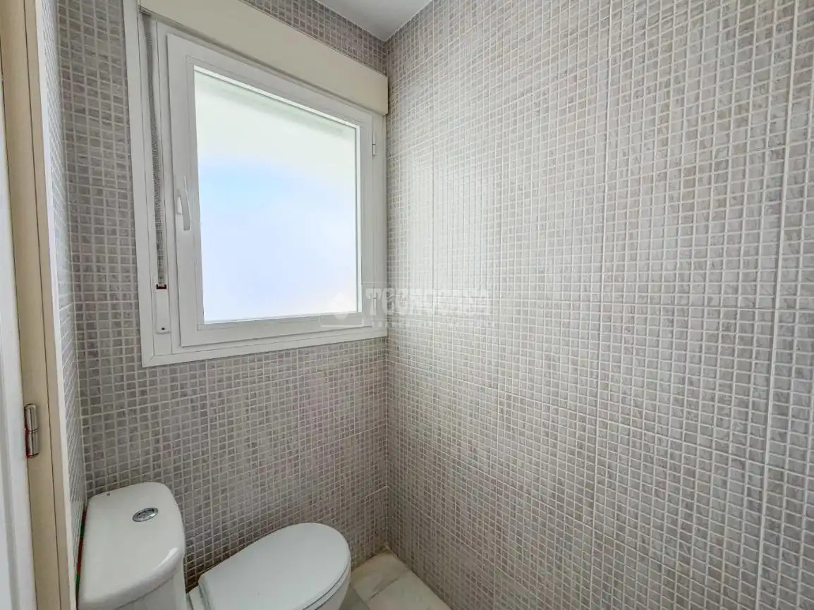 Badezimmer von Einfamilien-Reihenhaus zum Verkauf in Rota mit Klimaanlage, Terrasse und Abstellraum