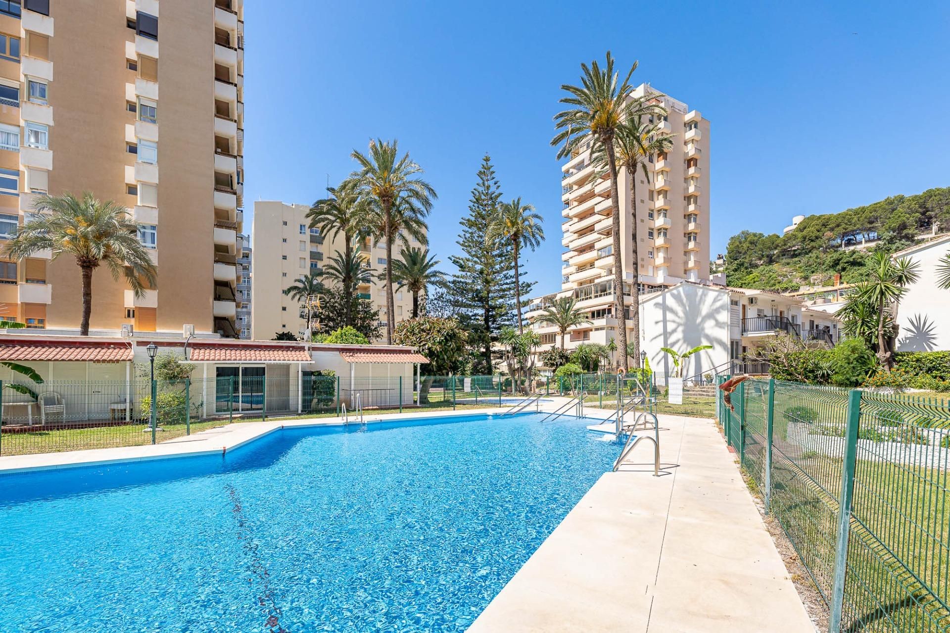 Piscina de Apartamento en venta en Torremolinos con Aire acondicionado, Calefacción y Jardín privado
