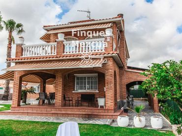 Villa con piscina in vendita a ACUARI