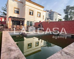 Exterior view of Single-family semi-detached for sale in Los Barrios  with Terrace, Storage room and Swimming Pool