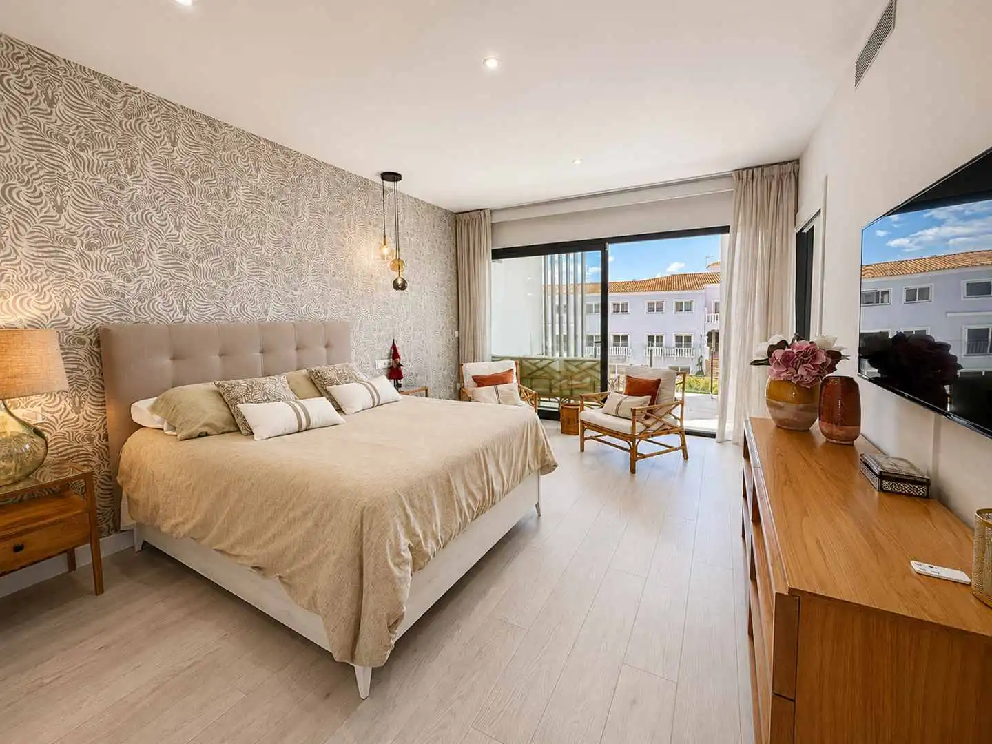 Dormitori de Casa adosada en venda en Sotogrande amb Aire condicionat, Calefacció i Jardí privat