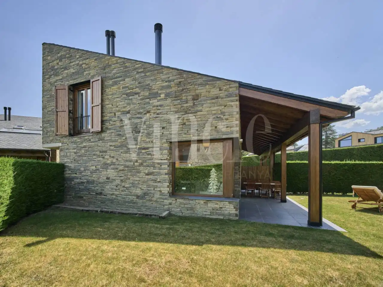 Vista exterior de Casa adosada en venda en Alp amb Calefacció, Jardí privat i Parquet