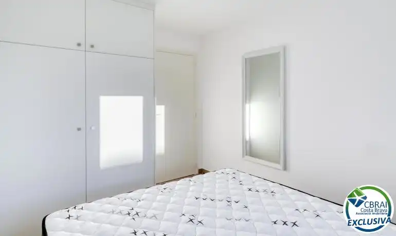 Dormitori de Apartament en venda en Roses amb Calefacció, Moblat i Piscina comunitària