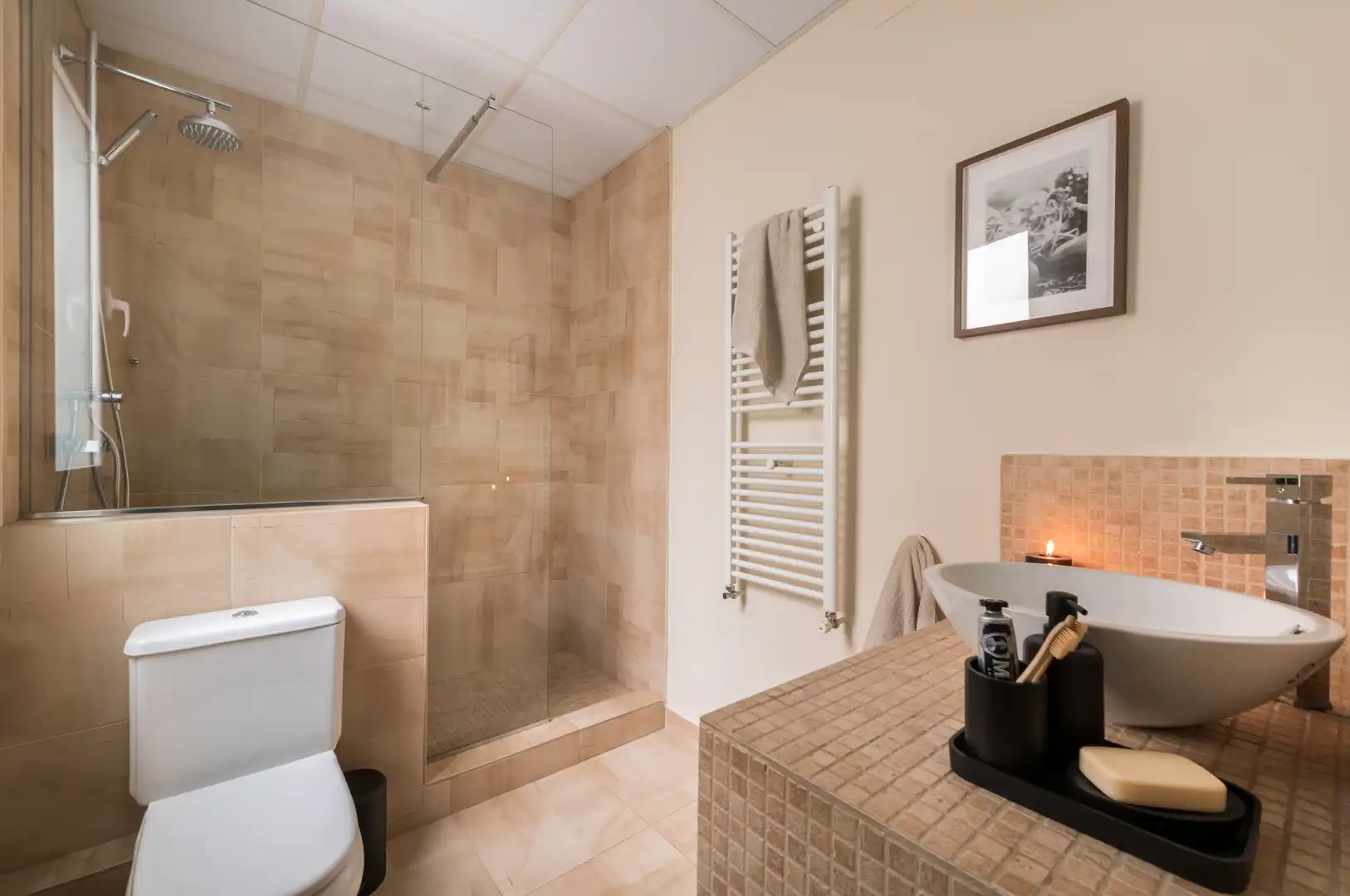 Bany de Apartament de lloguer en Madrid amb Aire condicionat, Calefacció i Moblat