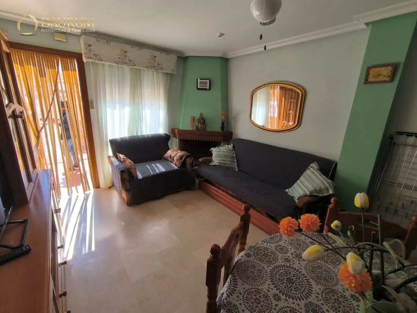 Wohnzimmer von Einfamilien-Reihenhaus zum Verkauf in Santa Pola mit Klimaanlage, Heizung und Privatgarten