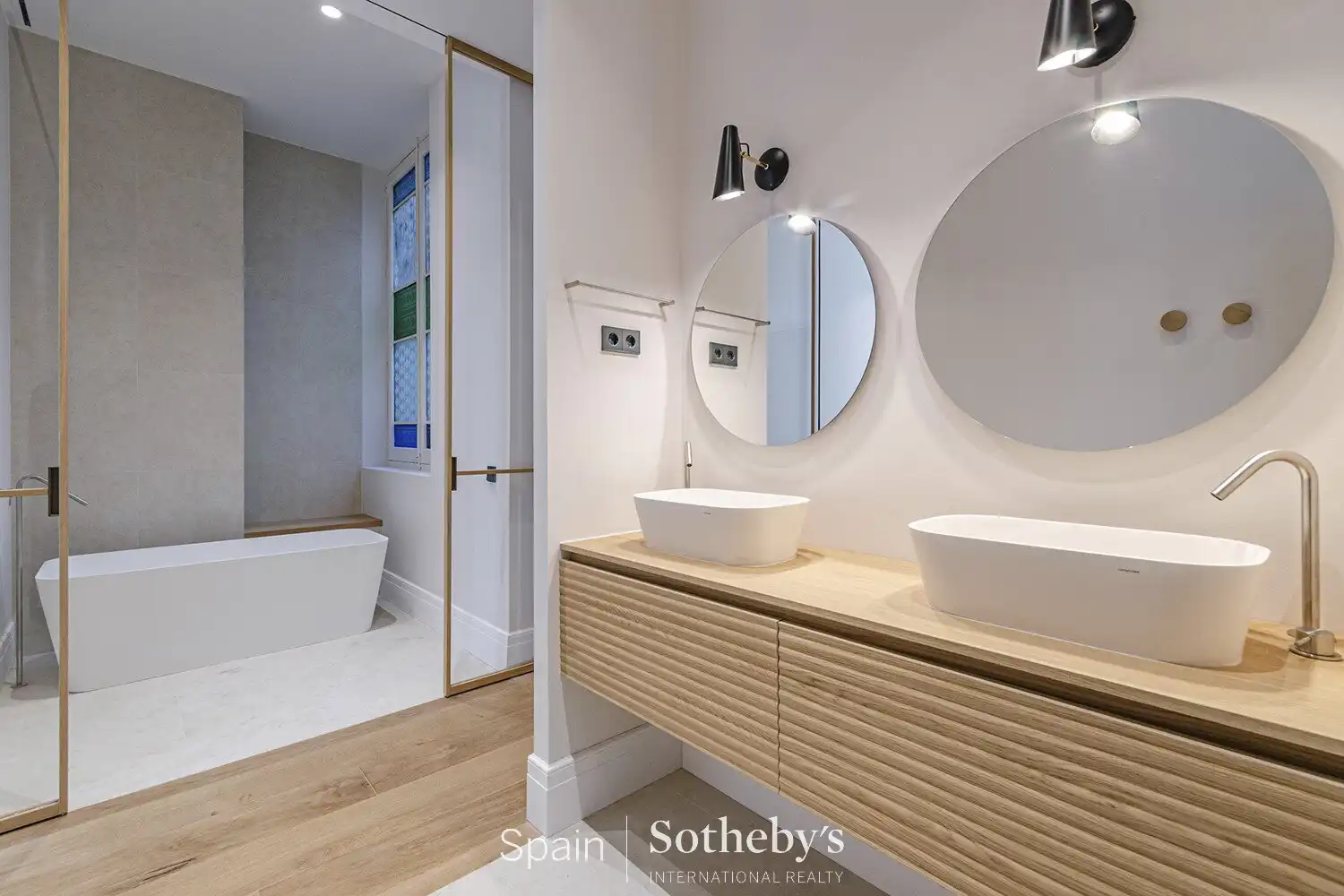 Badezimmer von Wohnungen zum Verkauf in Barcelona mit Klimaanlage und Heizung