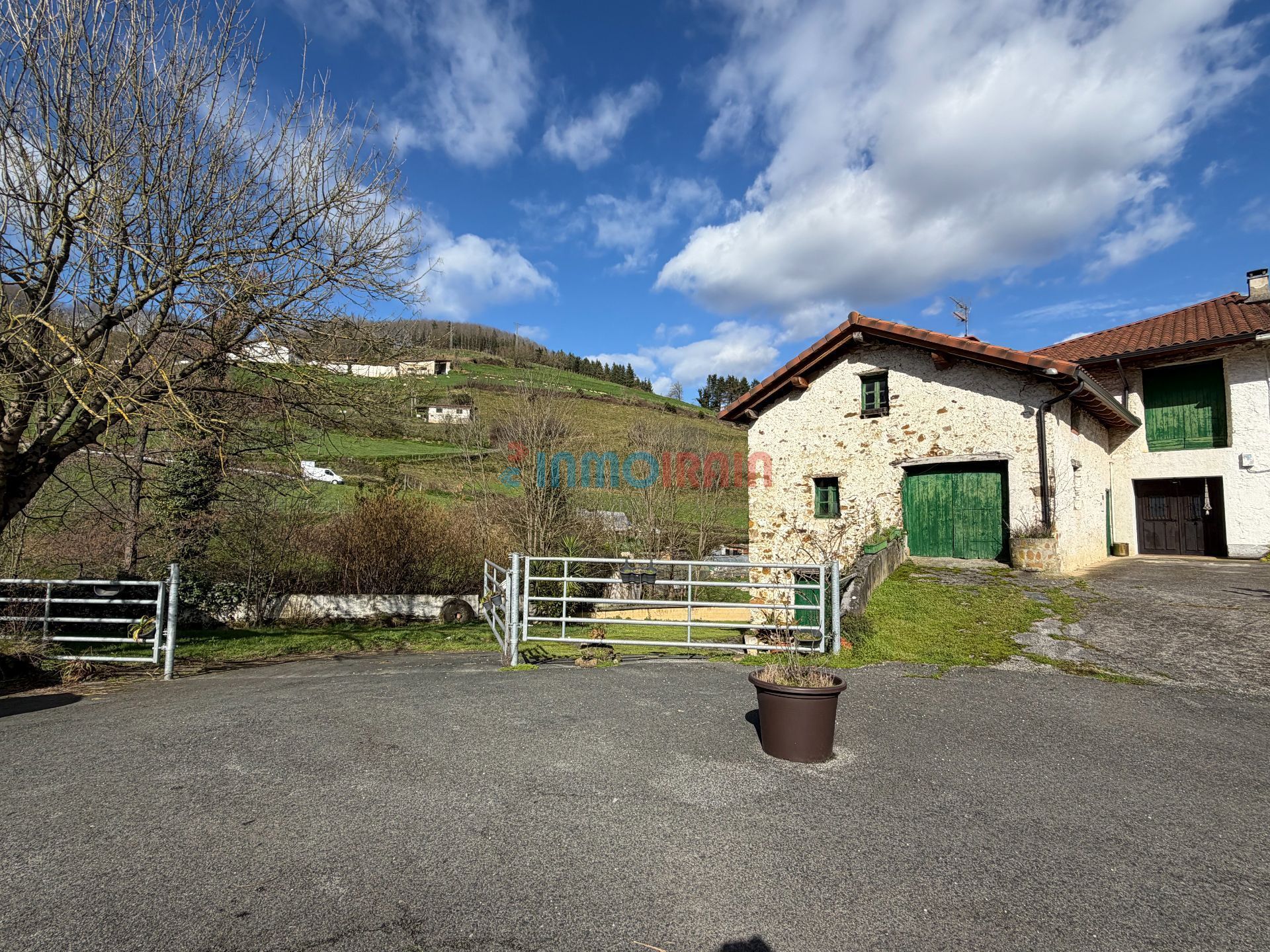 Vista exterior de Casa o xalet en venda en Olaberria amb Calefacció, Jardí privat i Terrassa