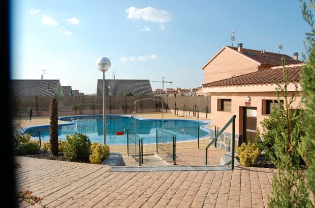 Swimming pool of Single-family semi-detached for sale in Ontígola  with Air Conditioner, Heating and Terrace