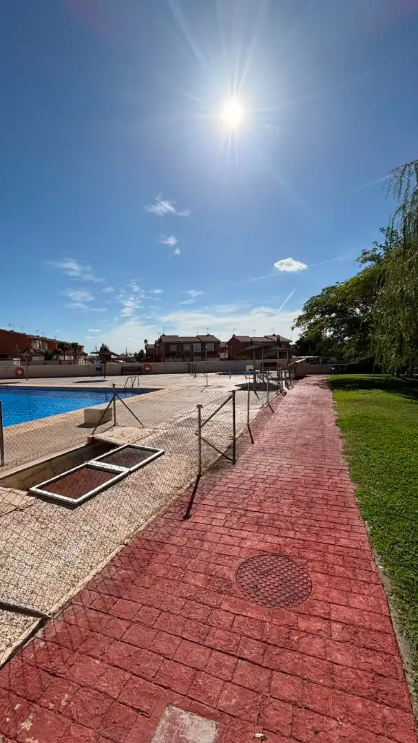 Piscina de Casa adosada en venta en Seseña con Calefacción, Jardín privado y Terraza