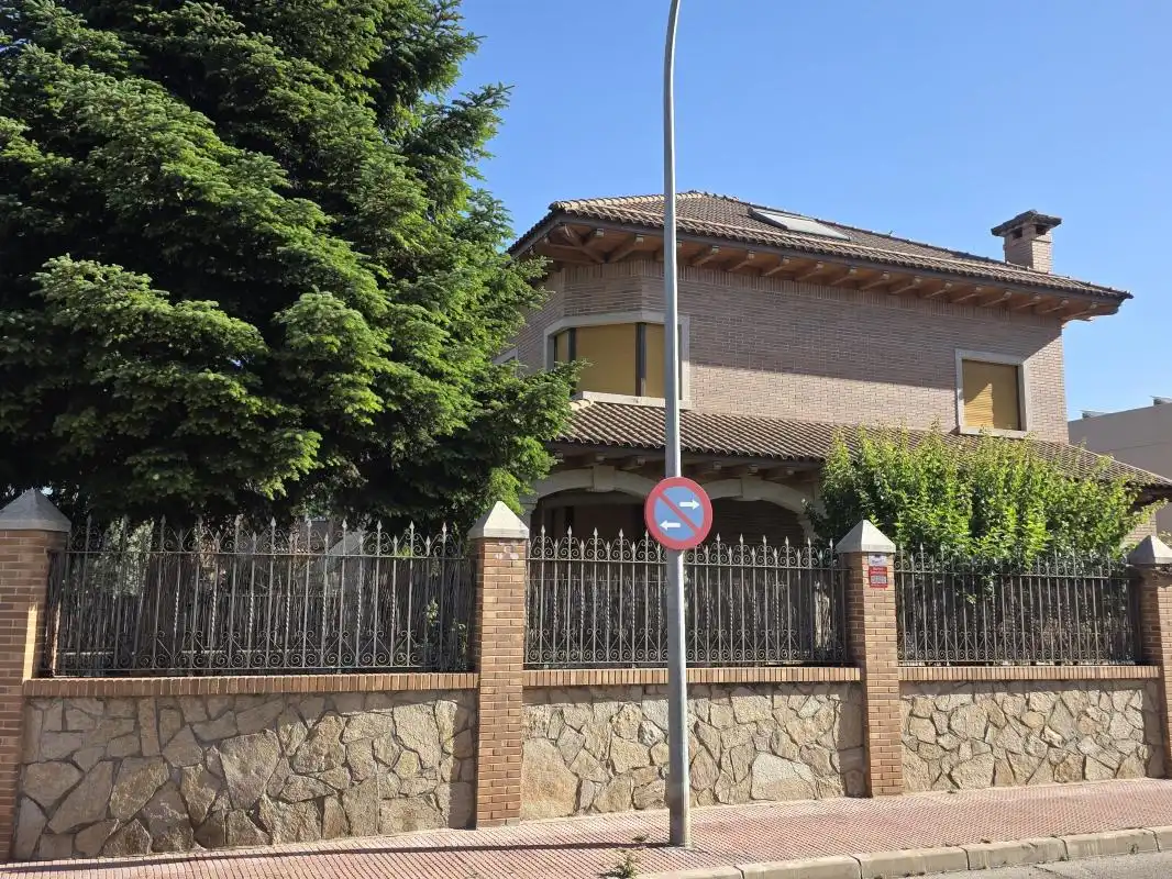 Vista exterior de Casa o chalet en venta en Alcalá de Henares con Aire acondicionado, Calefacción y Jardín privado