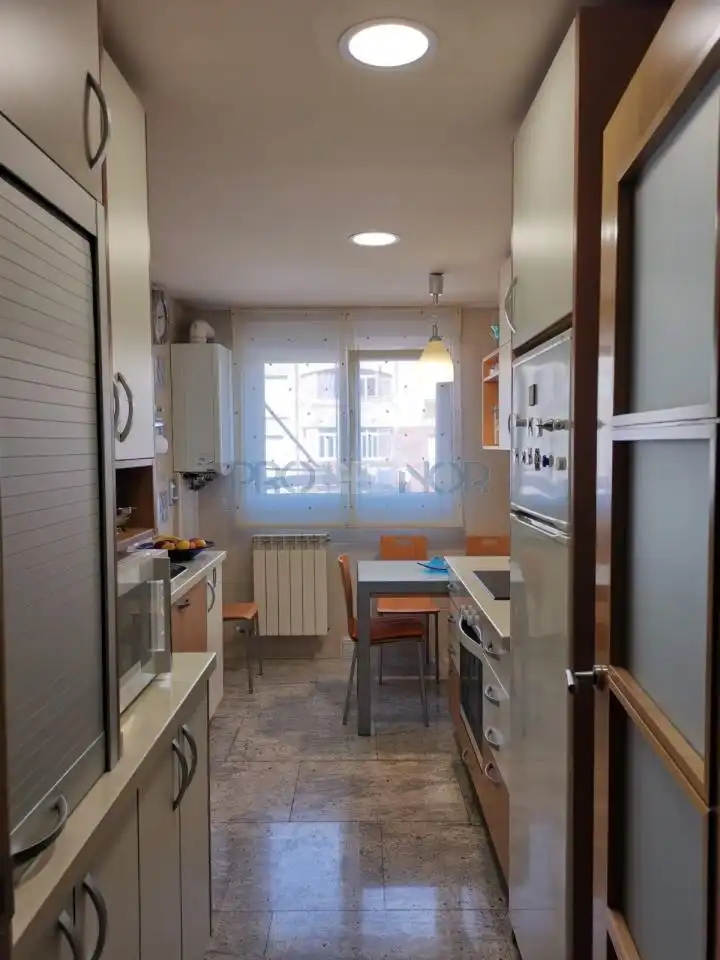 Cocina de Piso en venta en León Capital  con Calefacción, Trastero y Balcón