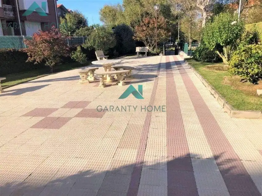 Vista exterior de Pis de lloguer en Noja amb Jardí privat, Terrassa i Piscina comunitària