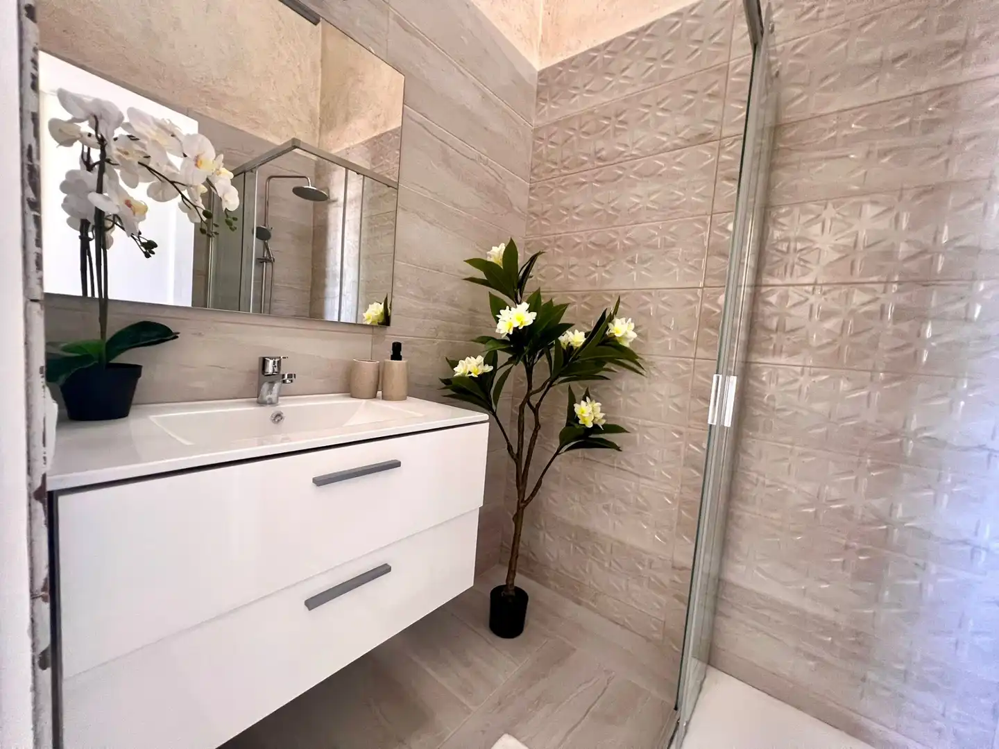 Detached homes for sale in Calle los Prismas, Arico