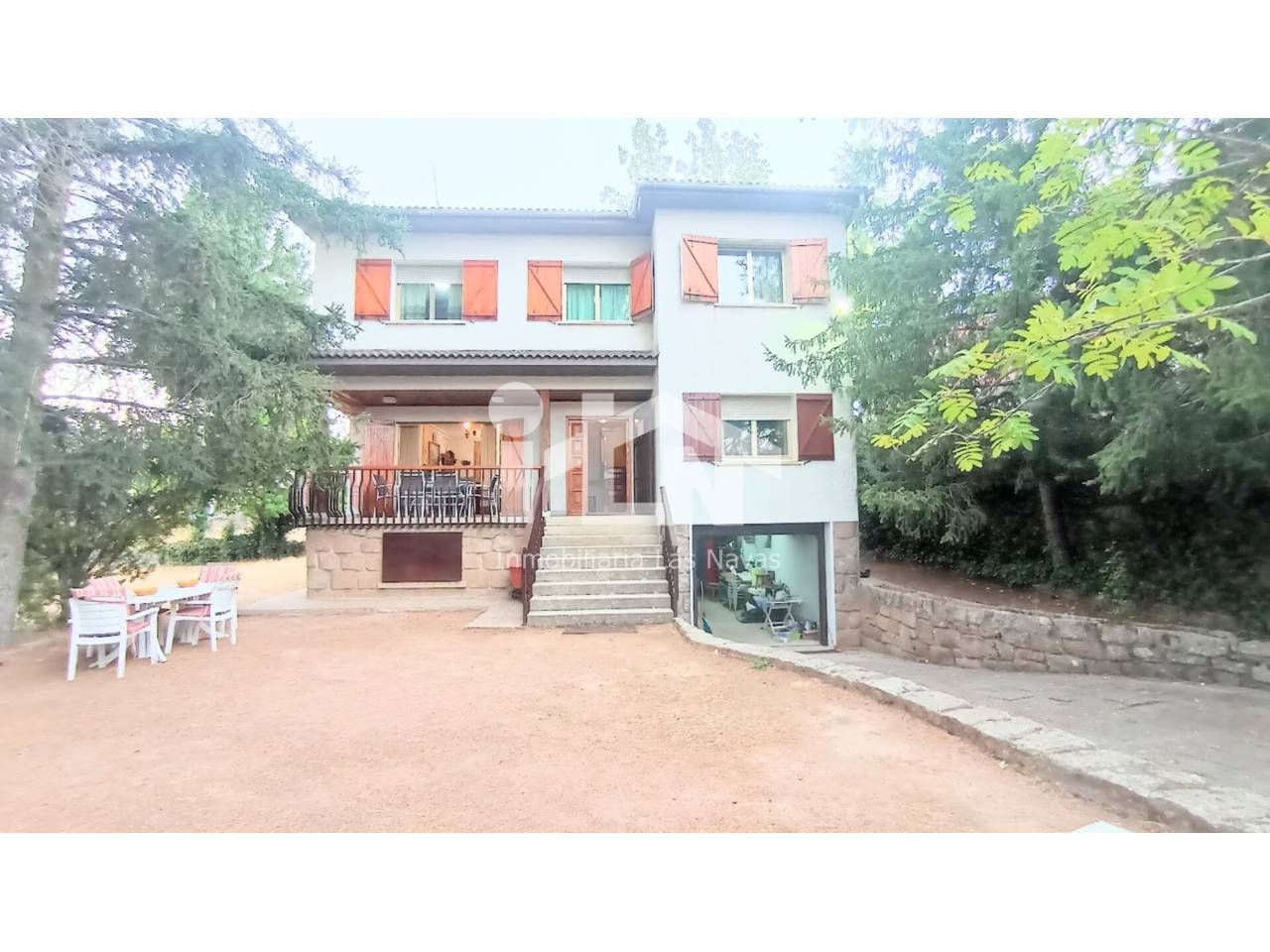 Vista exterior de Casa o xalet en venda en Las Navas del Marqués  amb Calefacció, Jardí privat i Terrassa