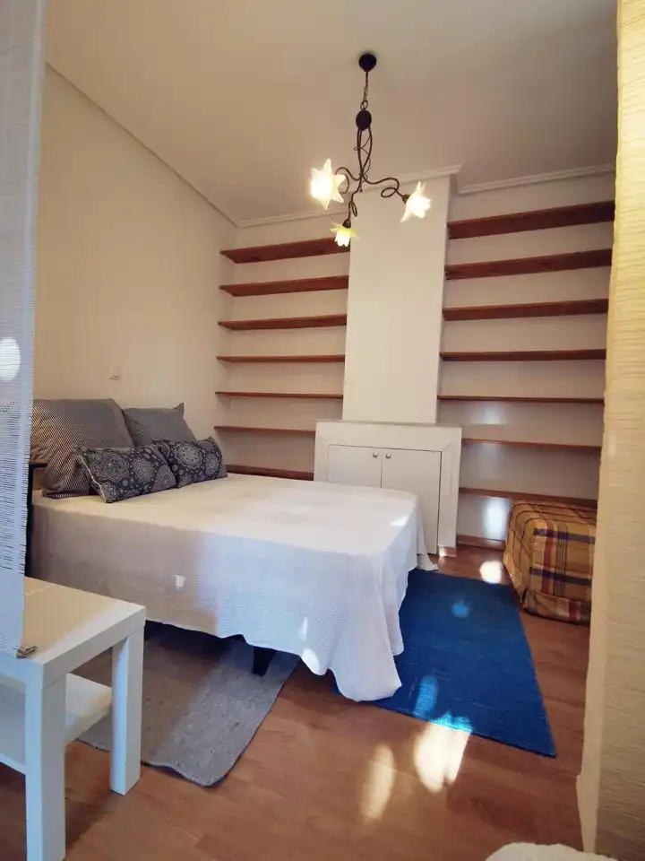 Schlafzimmer von Erdgeschoss zur Miete in Madrid mit Heizung, Terrasse und Möbliert